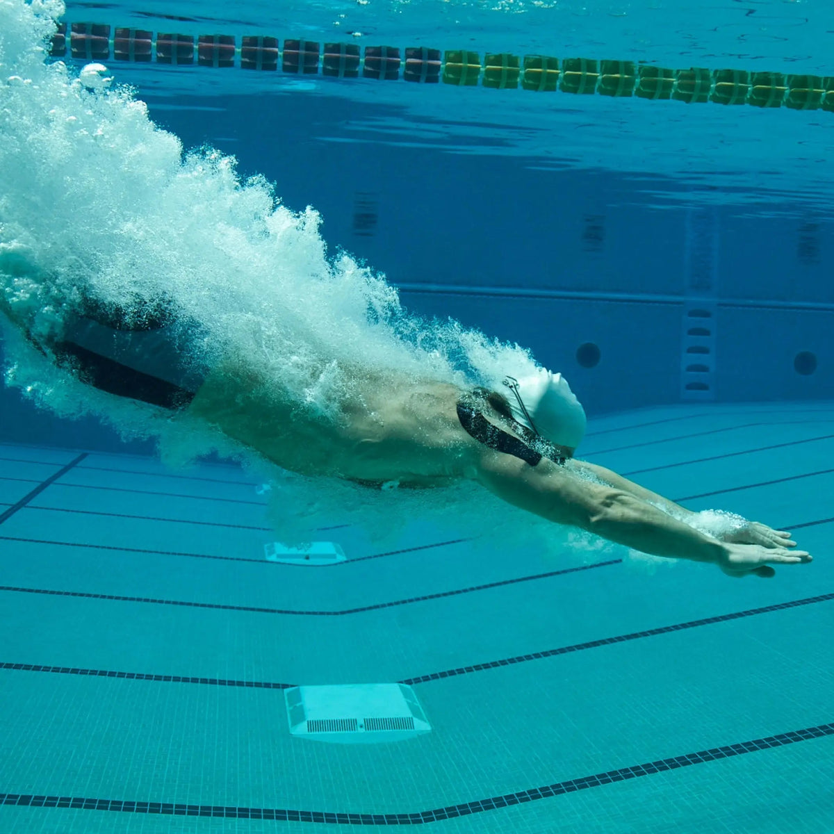 Man diving in pool#color_sonic-blue
